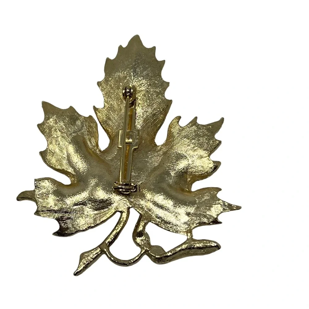 Vintage Maple Leaf Brooch‎ Gold Tone Textured Engraved Veins Pin
